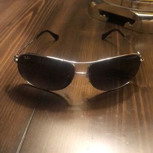 BRAND NEW!!! Raybans never worn, just in time for summer